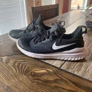 Black and white women’s nike running shoes